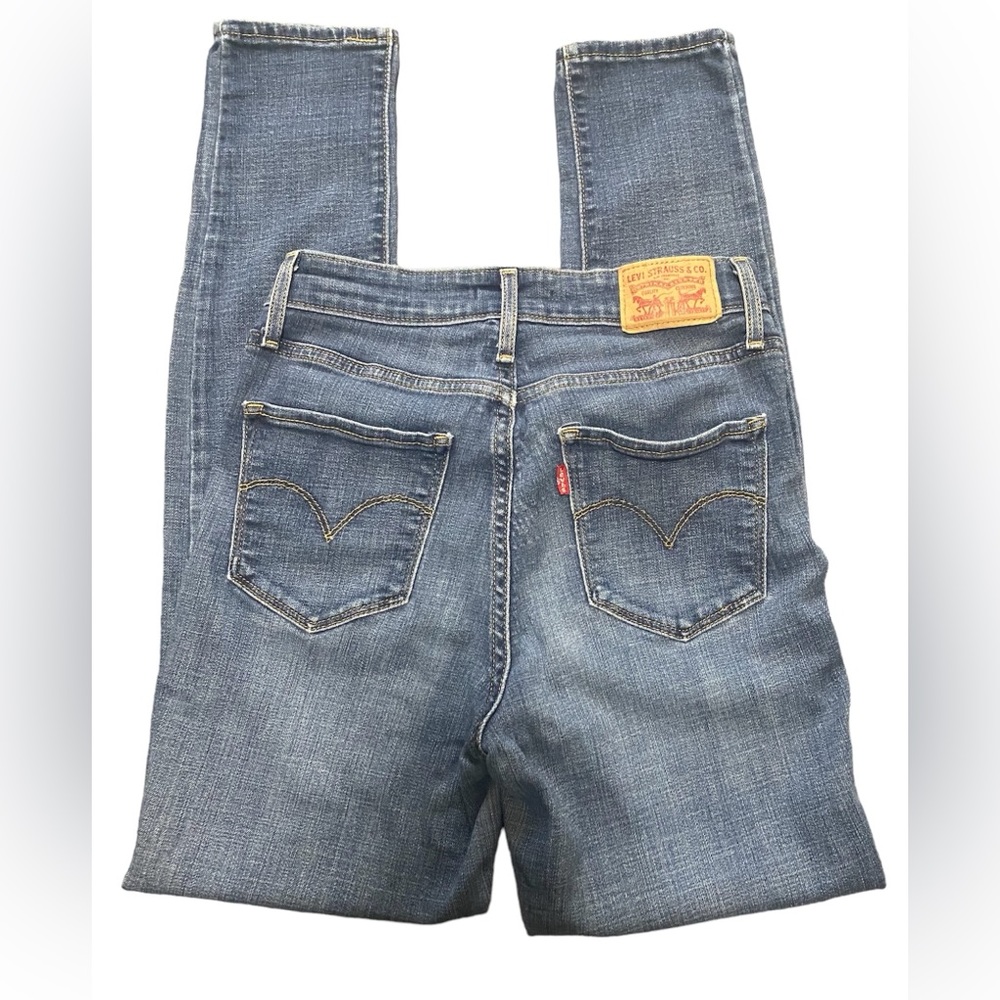 Levi's Women's Skinny Jeans - Blue. High rise, size 28